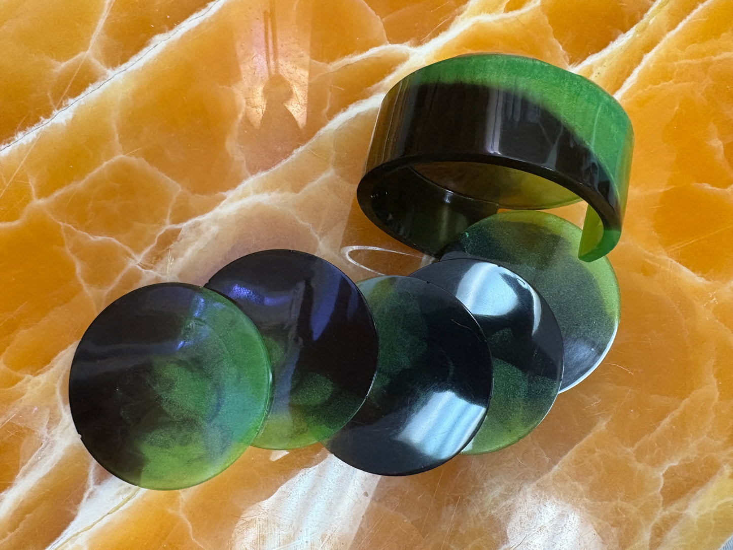 Green & Black Resin Coaster Set – 5 Round Handmade Coasters with Matching Holder, Modern Marbled Drink Coasters for Home & Bar